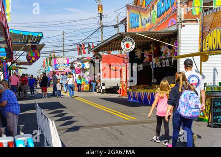 New Holland, PA, USA - 2. Oktober 2021: Menschen gehen auf der jährlichen Gemeindestraße in einer kleinen Gemeinde in Lancaster County, PA. Stockfoto