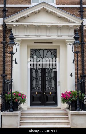 Noblen Eingang zu einem georgianischen Haus, Mayfair, London, W1, England, VEREINIGTES KÖNIGREICH Stockfoto