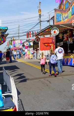 New Holland, PA, USA - 2. Oktober 2021: Menschen gehen auf der jährlichen Gemeindestraße in einer kleinen Gemeinde in Lancaster County, PA. Stockfoto