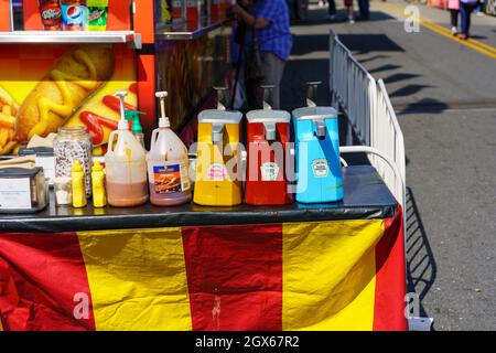 New Holland, PA, USA - 2. Oktober 2021: Gewürzen für Lebensmittel auf der jährlichen Community Street Fair in einer kleinen Gemeinde in Lancaster County, PA Stockfoto