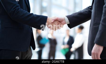 Nahaufnahme von Geschäftsleuten vor dem Team der Kollegen Stockfoto