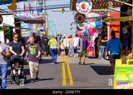 New Holland, PA, USA - 2. Oktober 2021: Menschen gehen auf der jährlichen Gemeindestraße in einer kleinen Gemeinde in Lancaster County, PA. Stockfoto