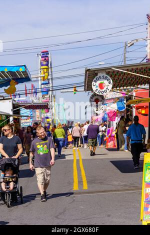 New Holland, PA, USA - 2. Oktober 2021: Menschen gehen auf der jährlichen Gemeindestraße in einer kleinen Gemeinde in Lancaster County, PA. Stockfoto