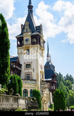 Schönes Neorenaissance-Gebäude der Burg Peles (Castelul Peles) in der Nähe des Bucegi-Gebirges (Muntii Bucegi) an einem sonnigen Sommertag in Sinaia, Romani Stockfoto
