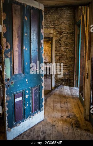 Altes Interieur mit offener Tür und Holzböden, London, England, Großbritannien Stockfoto