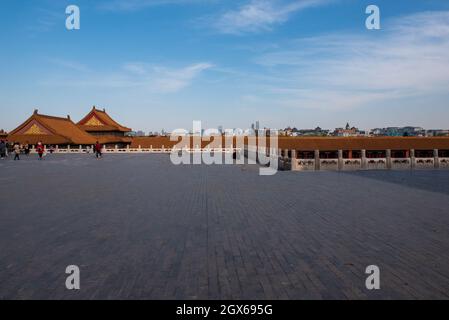 Peking, China – 3. April 2016. Ein Weitwinkelfoto mit Blick auf die Spitze der Verbotenen Stadt mit Peking im Hintergrund. Stockfoto