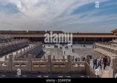 Peking, China – 3. April 2016. Ein Weitwinkelfoto mit Blick auf Touristen auf die Spitze der Verbotenen Stadt in Peking. Stockfoto