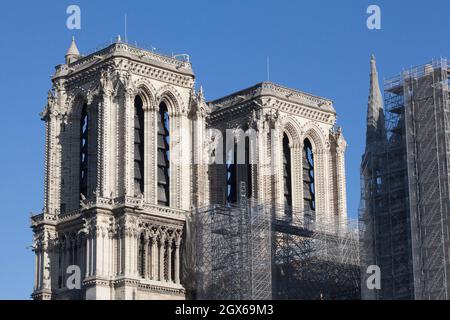 Paris, Frankreich, 4. Oktober 2021: Die Kathedrale Notre Dame auf der Isle de la Cite im Zentrum von Paris, an einem sonnigen Herbsttag mit reinem blauen Himmel. Die Kathedrale wird wieder aufgebaut, nachdem sie 2019 durch einen Brand teilweise zerstört wurde. Es dauerte bis November 2020, bis das Gebäude sicher gemacht wurde, und nun haben die Arbeiten an der Restaurierung begonnen. Das Gelände ist eingezäunt und ein Gerüst und ein etwa 80 m hoher Kran steht über dem Gelände neben der seine. Anna Watson/Alamy Live News Stockfoto