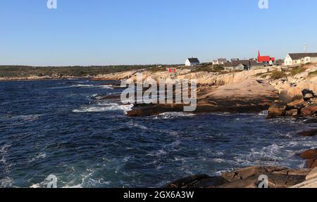 Peggy's Cove, Nova Scotia, Kanada. Blick Richtung Norden entlang der felsigen Küste der Chebucto Peninsula auf der St. Margarets Bay. Stockfoto