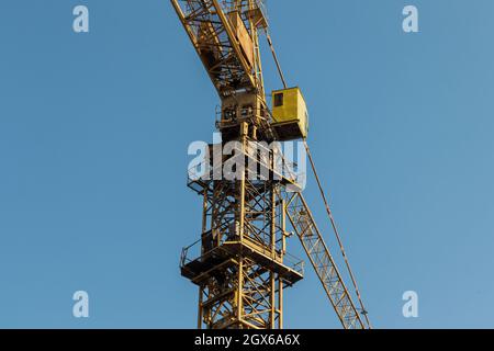 Ein Teil des Krans gegen den Himmel. Das Foto wurde in Tscheljabinsk, Russland, aufgenommen. Stockfoto