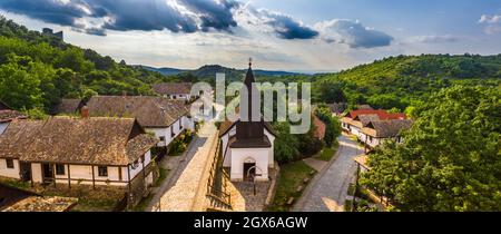 Holloko, Ungarn - Luftpanorama auf das traditionelle Dorfzentrum von Holloko (Ravenstein), einem UNESCO-Weltkulturerbe in Ungarn an einem sonnigen Sommertag Stockfoto