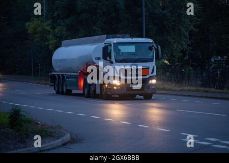 Ein Tanker, der an einem Sonntagmorgen in die Dämmerung einbricht, kehrt zum Tanklager von Kingsbury zurück. Stockfoto