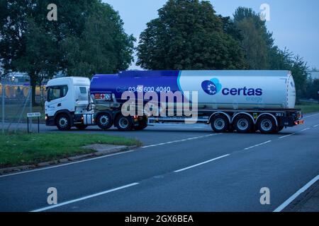 Ein Certas-Tanker, der an einem Sonntagmorgen in die Dämmerung zurückkehrt, um das Tanklager Kingsbury zu erreichen. Stockfoto