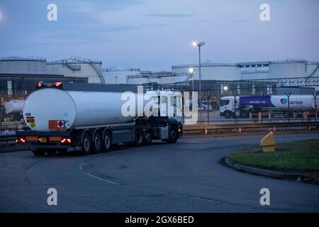 Ein Tanker, der an einem Sonntagmorgen in die Dämmerung einbricht, kehrt zum Tanklager von Kingsbury zurück. Stockfoto