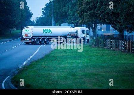 Ein ASDA-Tanker, der an einem Sonntagmorgen in der Dämmerung zum Tanklager von Kingsbury zurückkehrt. Stockfoto