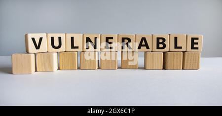 Anfälliger Symbol. Das Wort verwundbar auf Holzwürfeln. Schöner weißer Tisch, weißer Hintergrund. Business und Vulnerable Concept. Speicherplatz kopieren. Stockfoto