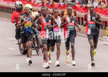 Sisay Lemma steht hinter den Tempomachern beim Virgin Money London Marathon 2021 in Tower Hill, London, Großbritannien. Lead-Gruppe Stockfoto
