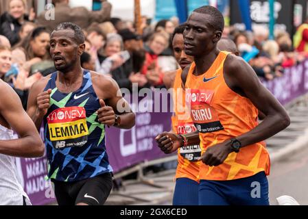 Sisay Lemma und Titus Ekiru beim Virgin Money London Marathon 2021 in Tower Hill, London, Großbritannien. Führende Elite-Läufer für Herren Stockfoto