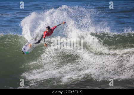 Ericeira, Portugal. Oktober 2021. Der Brasilianer Alex Ribeiro tritt während der Runde 96 der MEO Visual Pro Ericeira, WSL (World Surf League) in Ericeira an. Kredit: SOPA Images Limited/Alamy Live Nachrichten Stockfoto