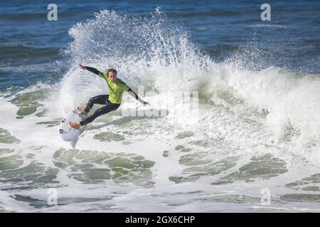 Ericeira, Portugal. Oktober 2021. Der Hawaiian Cody Young tritt während der Runde 96 der MEO Visual Pro Ericeira, WSL (World Surf League) in Ericeira an. Kredit: SOPA Images Limited/Alamy Live Nachrichten Stockfoto