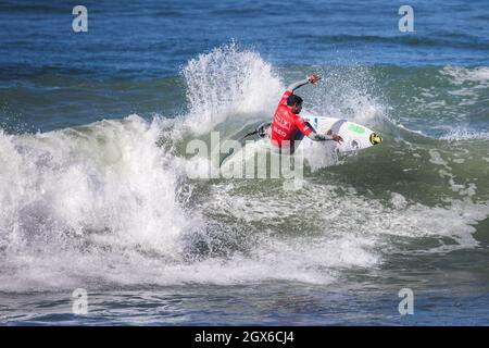 Ericeira, Portugal. Oktober 2021. Der Brasilianer Alex Ribeiro tritt während der Runde 96 der MEO Visual Pro Ericeira, WSL (World Surf League) in Ericeira an. Kredit: SOPA Images Limited/Alamy Live Nachrichten Stockfoto