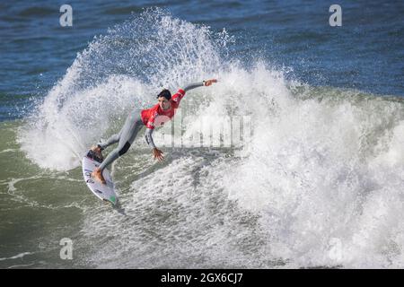 Ericeira, Portugal. Oktober 2021. Der Brasilianer Alex Ribeiro tritt während der Runde 96 der MEO Visual Pro Ericeira, WSL (World Surf League) in Ericeira an. Kredit: SOPA Images Limited/Alamy Live Nachrichten Stockfoto