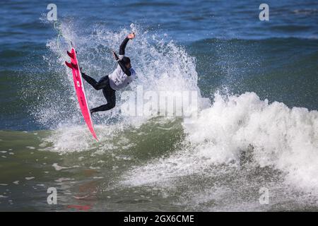 Ericeira, Portugal. Oktober 2021. Der Brasilianer Alex Ribeiro tritt während der Runde 96 der MEO Visual Pro Ericeira, WSL (World Surf League) in Ericeira an. Kredit: SOPA Images Limited/Alamy Live Nachrichten Stockfoto