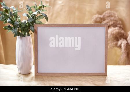 Minimalistischer imitierter Hintergrund mit Olivenbaum-Zweig. Hochwertige Fotos Stockfoto