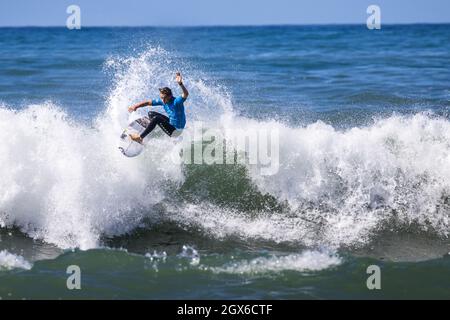 Ericeira, Portugal. Oktober 2021. Der Australier Sheldon Simkus tritt während der Runde 96 der MEO Visual Pro Ericeira, WSL (World Surf League) in Ericeira an. Kredit: SOPA Images Limited/Alamy Live Nachrichten Stockfoto