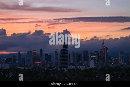 04. Oktober 2021, Hessen, Frankfurt/Main: Hinter den Wolkenkratzern der Bankenstadt hat sich der Abendhimmel bei Sonnenuntergang verändert. Foto: Arne Dedert/dpa Stockfoto