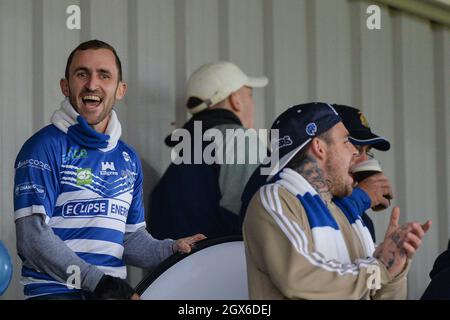 Featherstone, England - 2. Oktober 2021 - Halifax Panthers Fans vor der Rugby League Betfred Championship, Halbfinale-Play-off, Featherstone Rovers vs Halifax Panthers im Millennium Stadium, Featherstone, UK Dean Williams Stockfoto