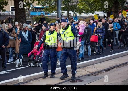 Polizeibeamte bei der Demonstration gegen Coronavirus-Impfungen in Helsinki, Finnland Stockfoto