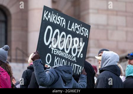 Demonstration gegen Impfpass und Covid-Jabs für Kinder vor dem Parlamentsgebäude in Helsinki, Finnland Stockfoto