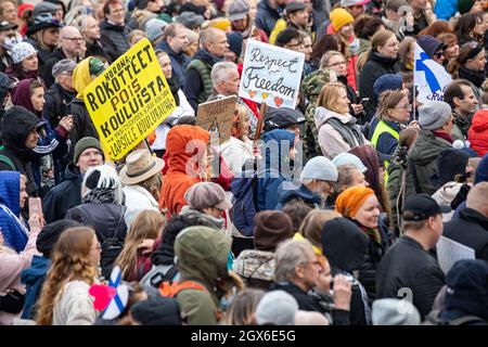 Demonstration gegen die Impfung von Kindern und die mögliche Einführung von Covid-Pässen vor dem Parlamentsgebäude in Helsinki, Finnland Stockfoto