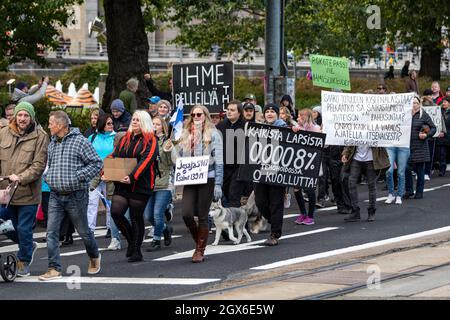 Valinnanvapauden puolesta. Demonstration der Antivakinisten gegen die Impfung gegen das Coronavirus in Helsinki, Finnland. Stockfoto