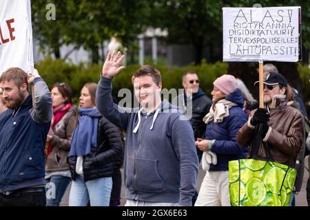 In Helsinki, Finnland, marschieren Menschen auf einer Demonstration gegen die Impfung von Kindern und die Einführung von Covid-Pässen Stockfoto