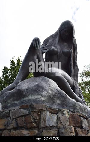 Loreley-Statue auf einem Felsen im Rhein Stockfoto