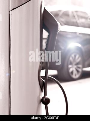 Tankpistole an der Ladestation für Elektrofahrzeuge Stockfoto