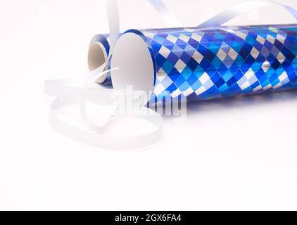 Blaue Geschenkpapierrollen mit Schleifen auf weißem Hintergrund Stockfoto