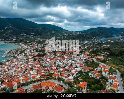 Wunderschöne Luftaufnahme über die berühmte Stadt Skopelos, auch bekannt als chora auf der Insel Skopelos, Sporaden, Griechenland Stockfoto