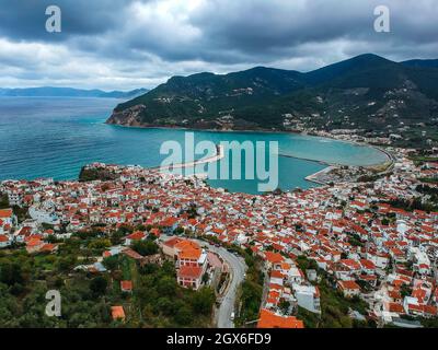 Wunderschöne Luftaufnahme über die berühmte Stadt Skopelos, auch bekannt als chora auf der Insel Skopelos, Sporaden, Griechenland Stockfoto