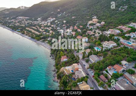 Luftdrohnenansicht über die felsige Küste in Mparmpati und Barbati Beach, östlich der Insel Korfu, Griechenland. Stockfoto