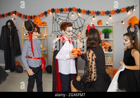 Frau macht Kinder gruselig Make-up Vorbereitung sie für die traditionelle Halloween-Party. Stockfoto