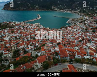 Wunderschöne Luftaufnahme über die berühmte Stadt Skopelos, auch bekannt als chora auf der Insel Skopelos, Sporaden, Griechenland Stockfoto