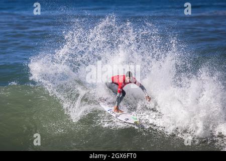 Ericeira, Portugal. Oktober 2021. Der Brasilianer Alex Ribeiro tritt während der Runde 96 der MEO Visual Pro Ericeira, WSL (World Surf League) in Ericeira an. (Foto von Henrique Casinhas/SOPA Images/Sipa USA) Quelle: SIPA USA/Alamy Live News Stockfoto