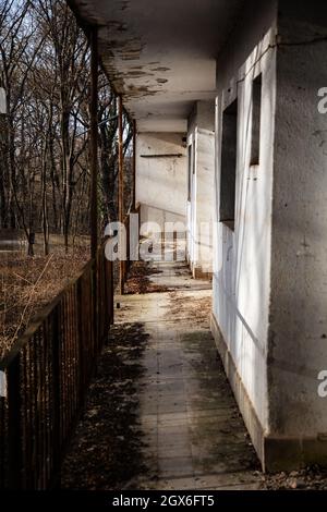 Tab, Ungarn - 24. Februar 2021: Ungarisch gealtert verloren Platz im Wald. Ehemalige sowjetische, verlassene Kasernen der Armeebasis und zugehörige Gebäude. Stockfoto