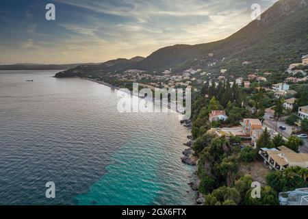 Luftdrohnenansicht über die felsige Küste in Mparmpati und Barbati Beach, östlich der Insel Korfu, Griechenland. Stockfoto