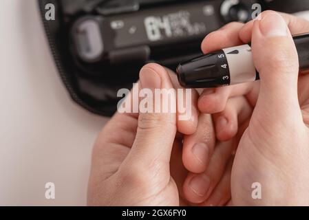 Medizin, Diabetes, Glykämie, Gesundheit und Menschen Konzept, der Diabetiker misst den Grad der Glukose im Blut. Weltdiabetestag, 14. November Stockfoto