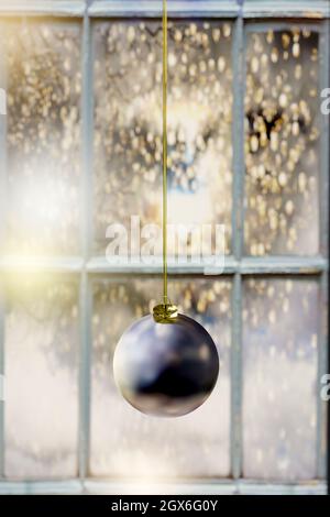 Weihnachtskarte mit Winterfenster und Ball Stockfoto