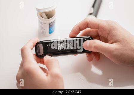 Medizin, Diabetes, Glykämie, Gesundheit und Menschen Konzept, der Diabetiker misst den Grad der Glukose im Blut. Weltdiabetestag, 14. November. Stockfoto